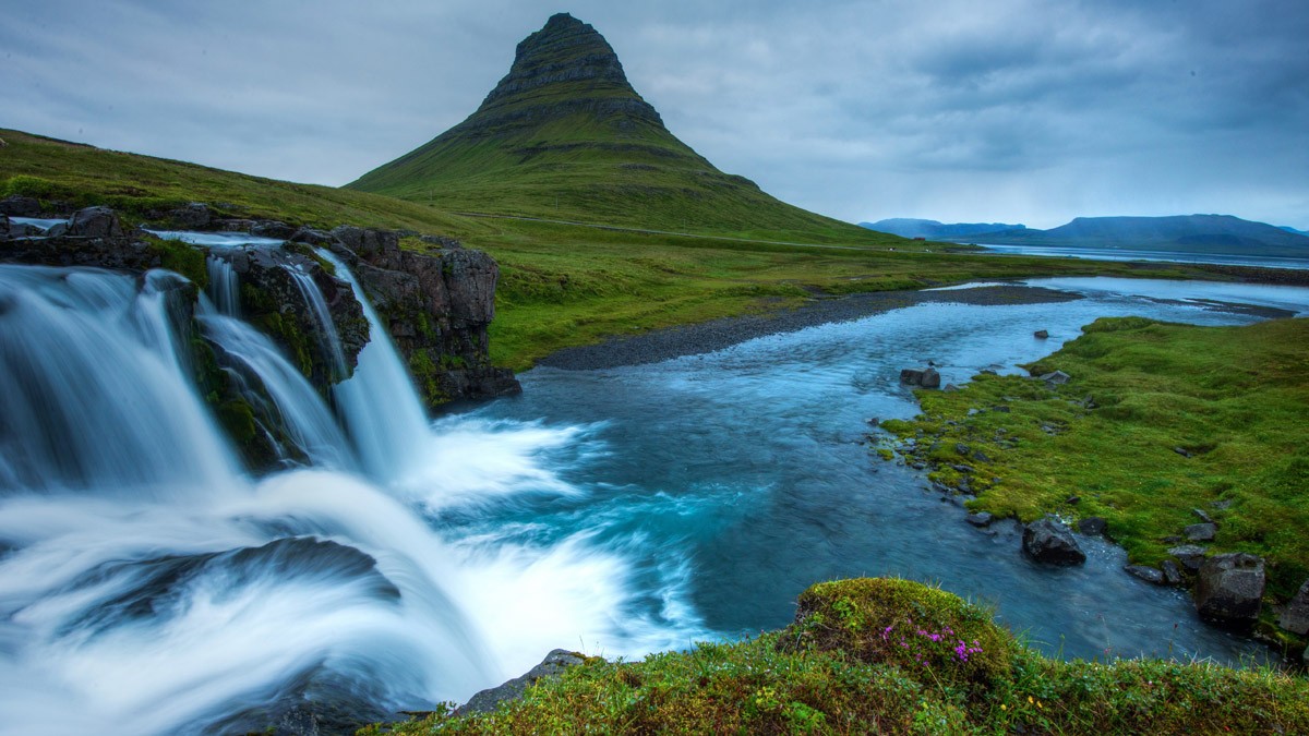 картинка Фотообои водопад Киркьюфетль Исландияот интернет-магазина Фотомили