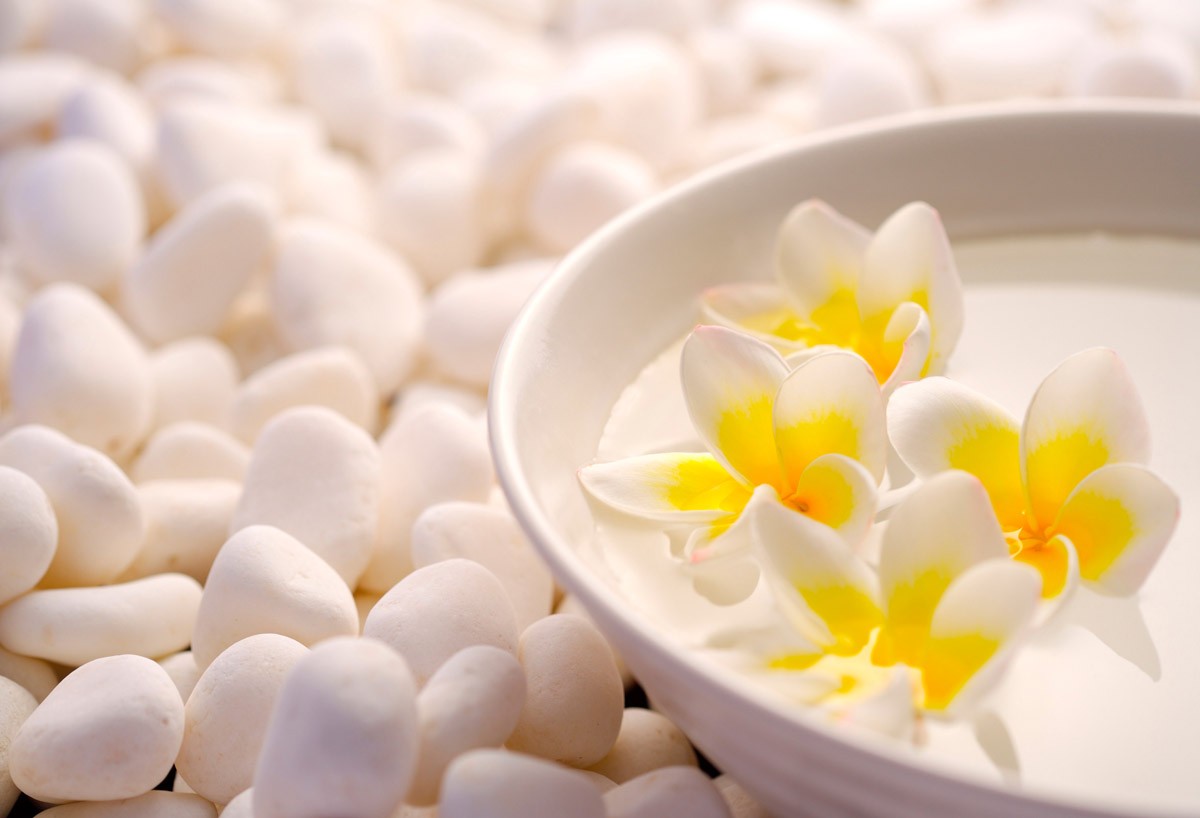 картинка Фотообои белые камни с цветками лотоса на водеот интернет-магазина Фотомили