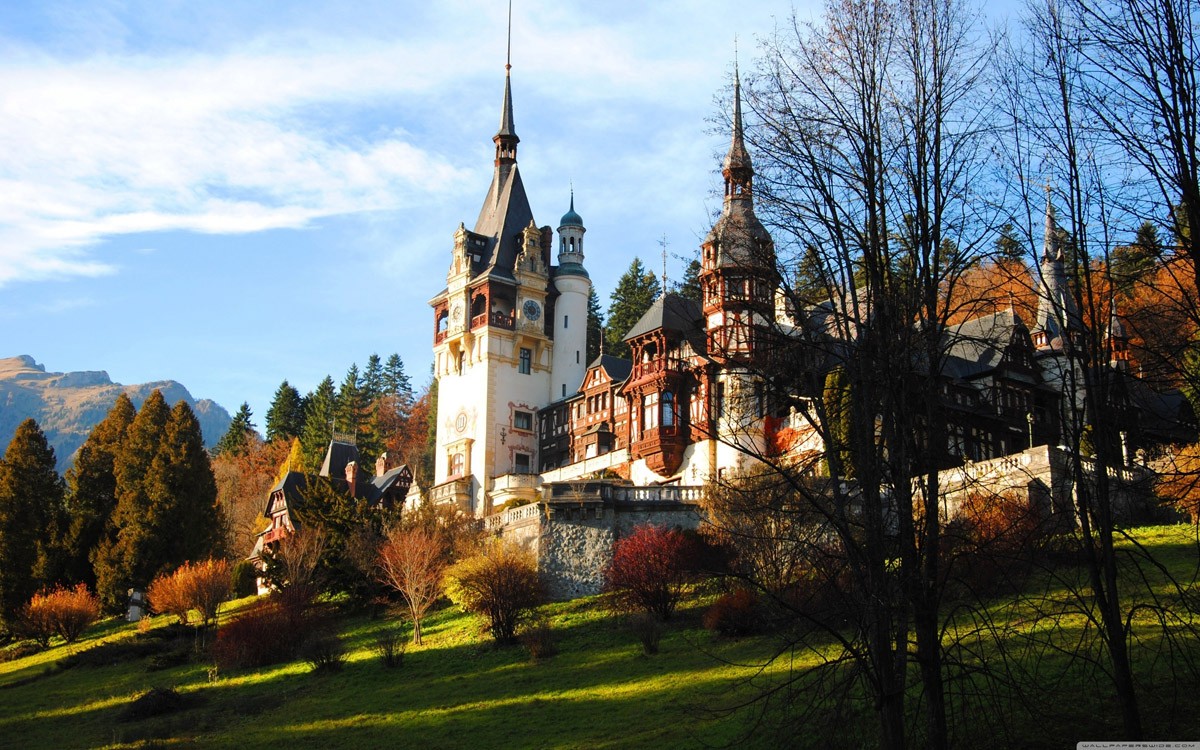 картинка Фотообои замок Пелеш осенью Румынияот интернет-магазина Фотомили