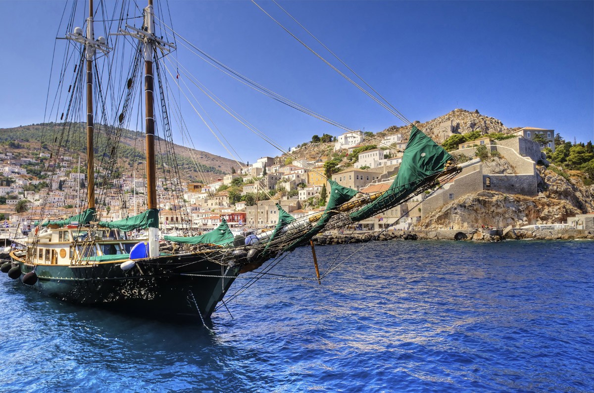 картинка Фотообои остров Сицилия и корабль идущий по морюот интернет-магазина Фотомили