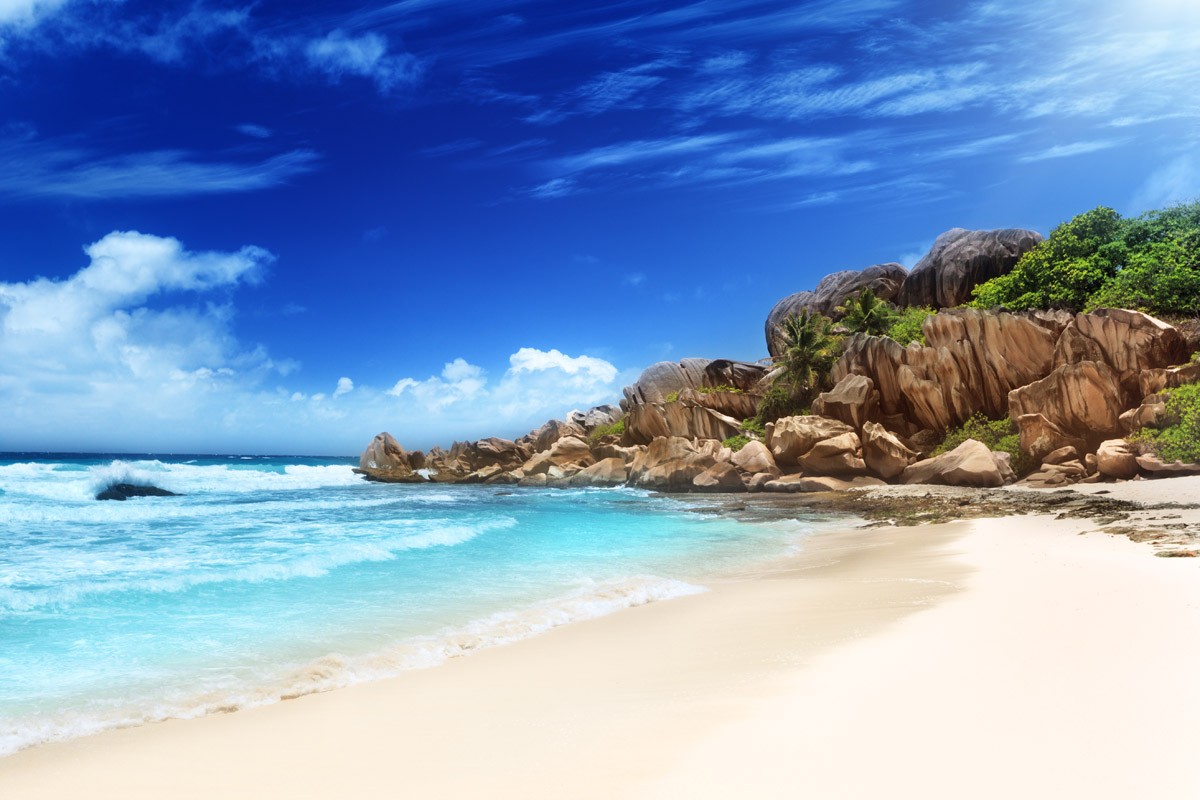 картинка Фотообои пляж с голубой прозрачной водой и видом на камниот интернет-магазина Фотомили