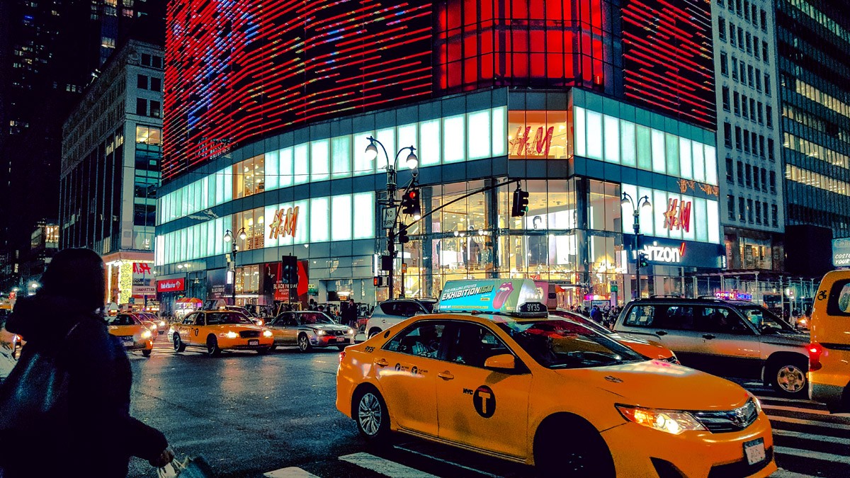 картинка Фотообои ночной Манхэттен с дорогой и машинамиот интернет-магазина Фотомили