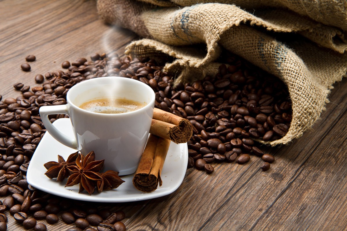 картинка Фотообои свежий кофе с корицей на фоне кофейных зеренот интернет-магазина Фотомили