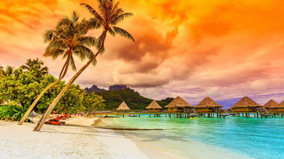 картинка фотообои остров Бора-Бора с видом на бунгало пальмы и закатот интернет-магазина Фотомили
