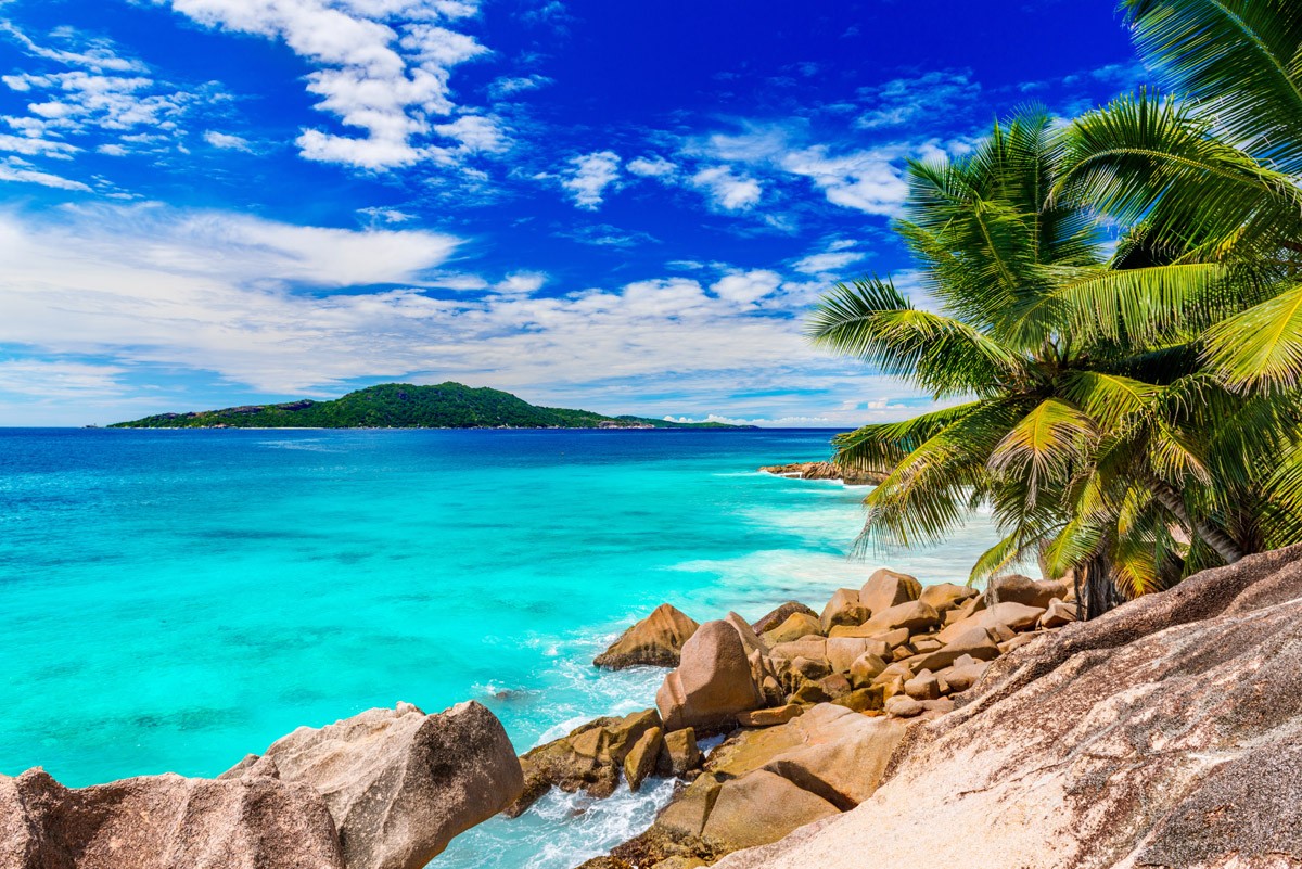 картинка Фотообои тропический пляж с лазурной водой и видом на островот интернет-магазина Фотомили