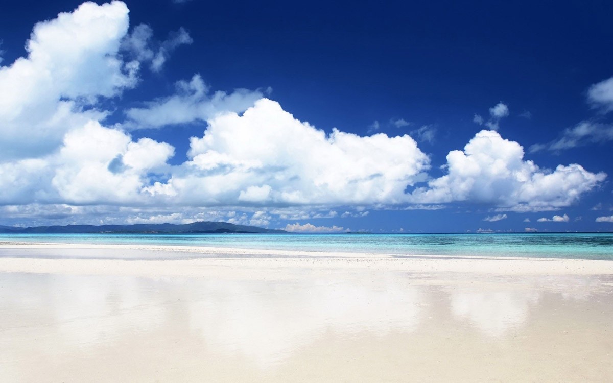картинка Фотообои огромный песчаный пляж с видом на горы и облакаот интернет-магазина Фотомили