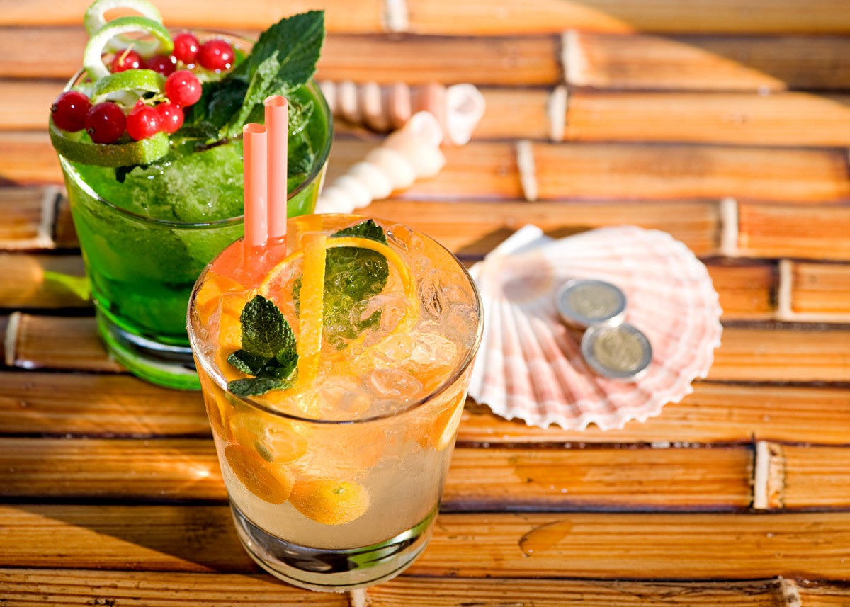 картинка Фотообои фруктово-ягодные коктейли на фоне стола с ракушкамиот интернет-магазина Фотомили