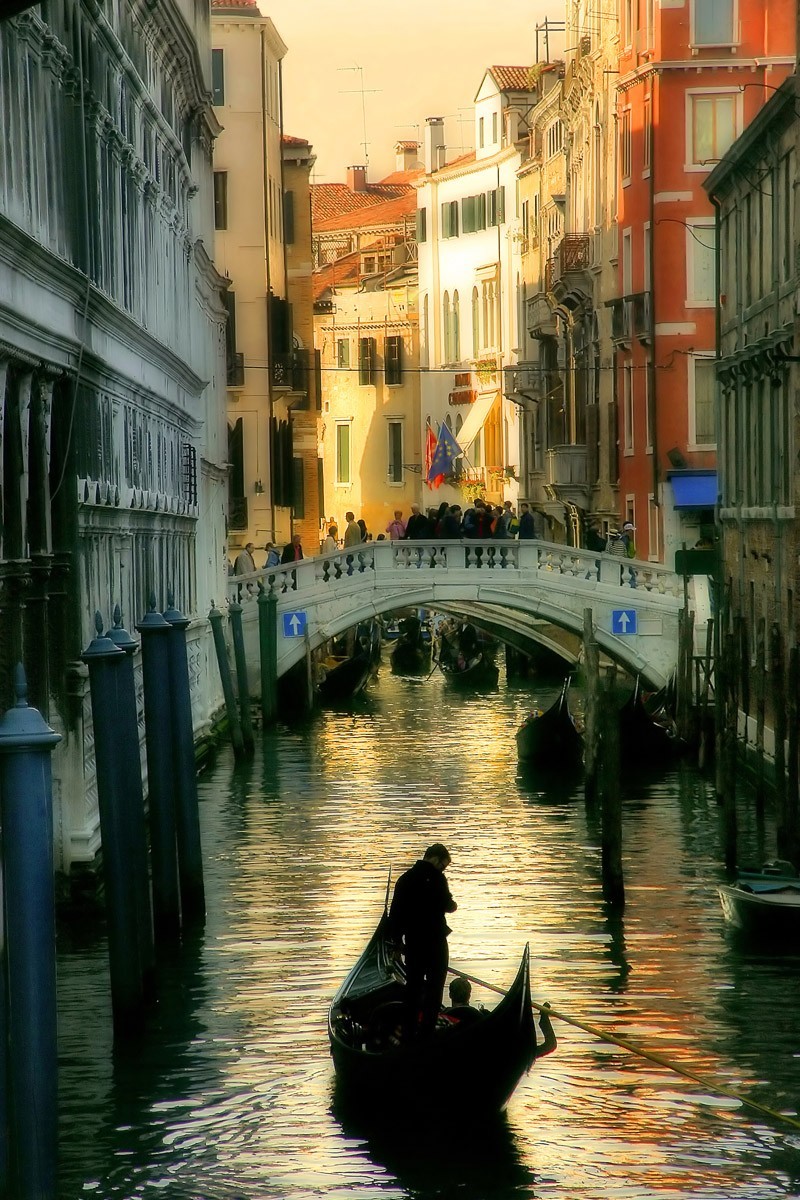 картинка Фотообои улочка Венеции в Италии с мостомот интернет-магазина Фотомили