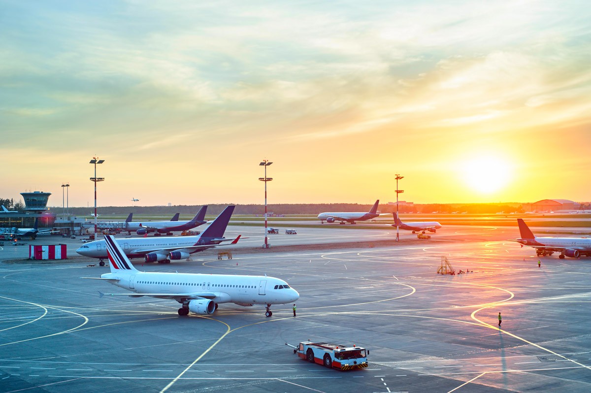 картинка Фотообои самолеты на фоне Аэропортаот интернет-магазина Фотомили