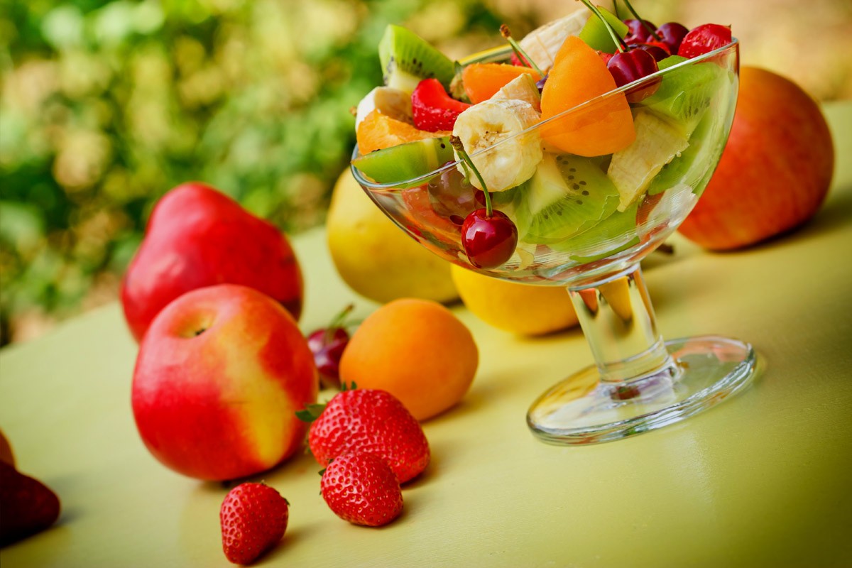картинка Фотообои фруктовый салатик  на фоне фруктовот интернет-магазина Фотомили