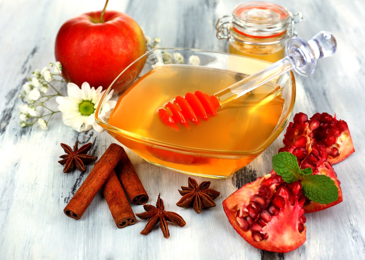 картинка Фотообои тарелка с медом на фоне корицы граната яблока и цветовот интернет-магазина Фотомили
