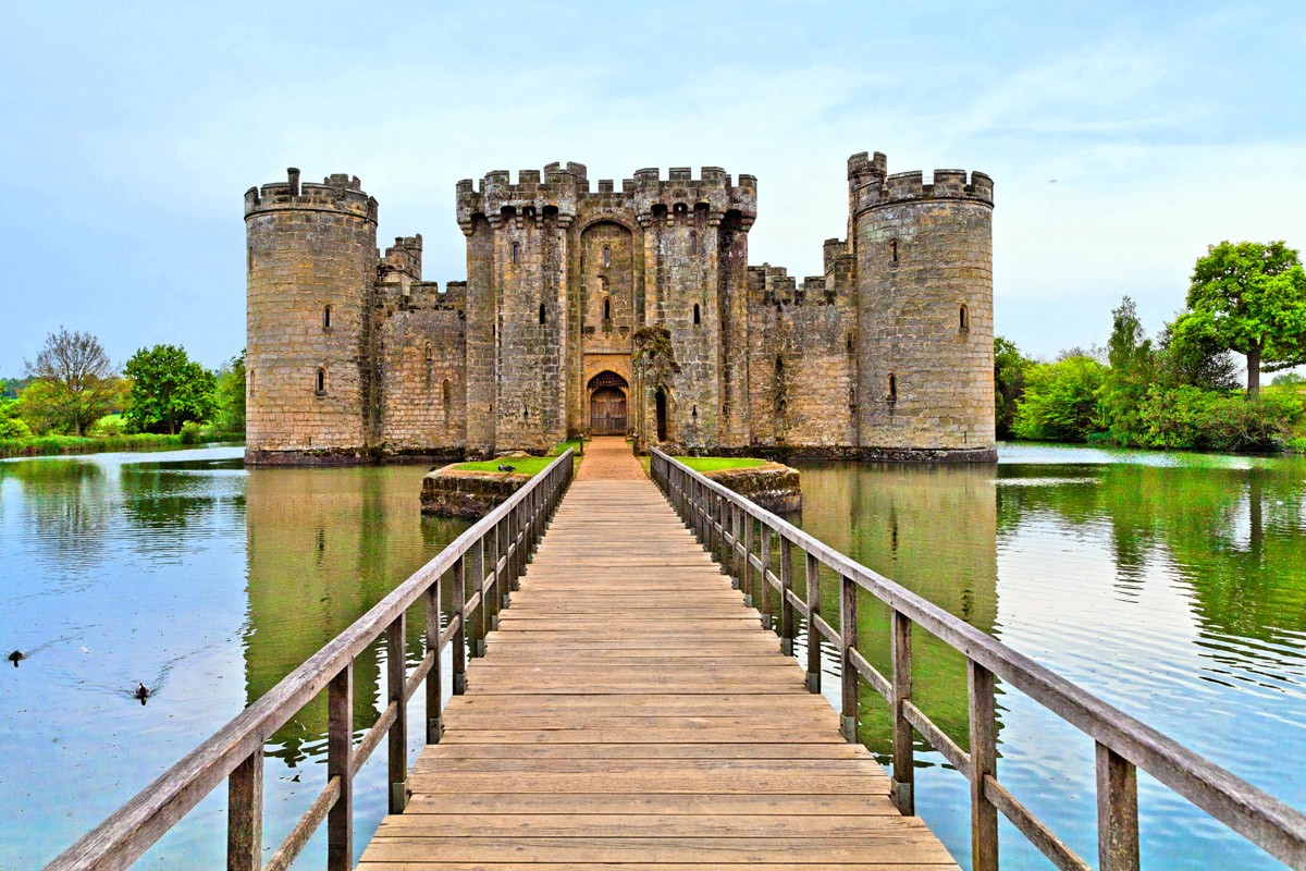 картинка Фотообои замок Бодиам в Англии на фоне мостаот интернет-магазина Фотомили