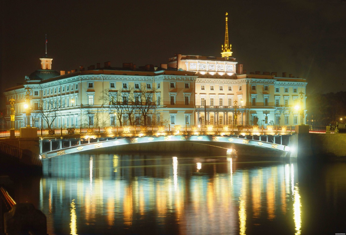 картинка Фотообои Михайловский замок в Санкт-Петербурге ночьюот интернет-магазина Фотомили
