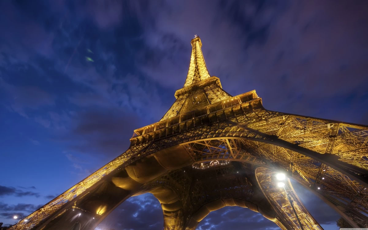 картинка Фотообои Эйфелева башня вид снизу в верхот интернет-магазина Фотомили