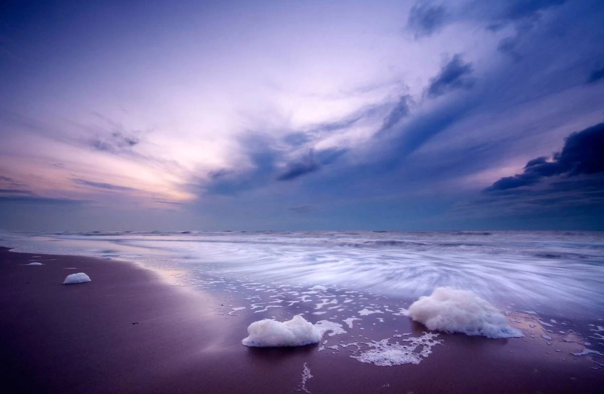 картинка Фотообои песок с морской пеной и видом на серое небоот интернет-магазина Фотомили