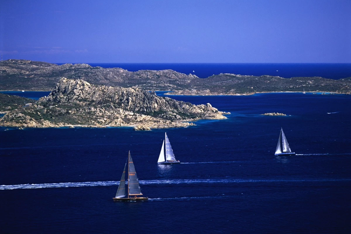 картинка Фотообои парусные яхты в море с видом на горыот интернет-магазина Фотомили