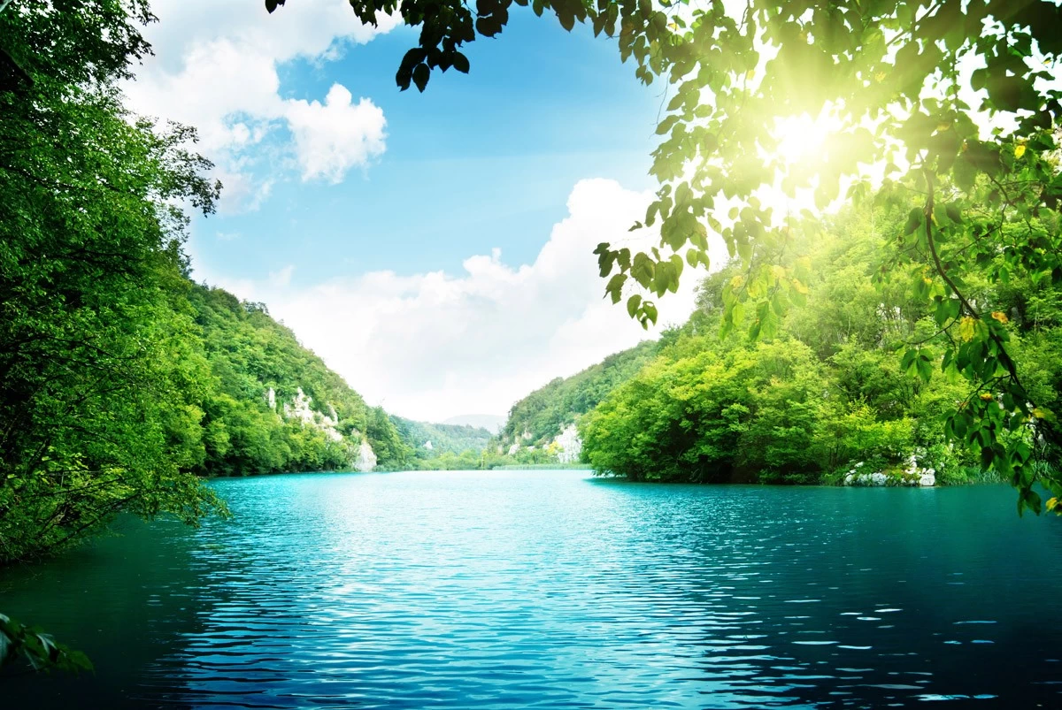 картинка Фотообои озеро с невероятно голубой водой посреди горот интернет-магазина Фотомили