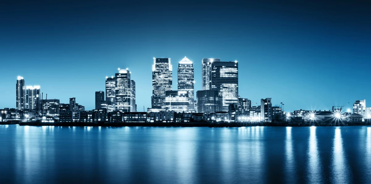 картинка Фотообои город ночью с видом на воду и небоскребыот интернет-магазина Фотомили