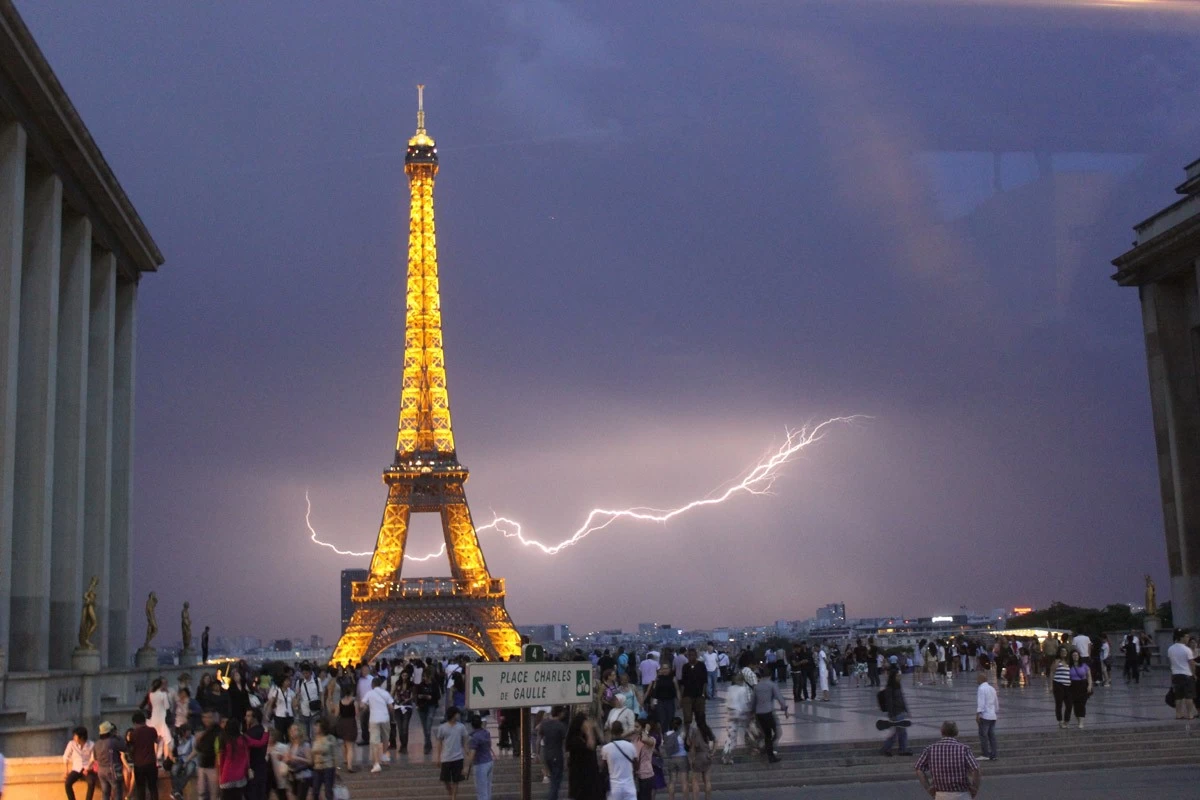 картинка Фотообои Эйфелева башня Париж на фоне молнииот интернет-магазина Фотомили