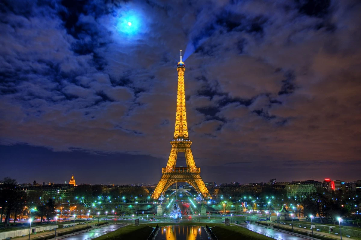 картинка Фотообои Эйфелева башня в Париже в свете огнейот интернет-магазина Фотомили