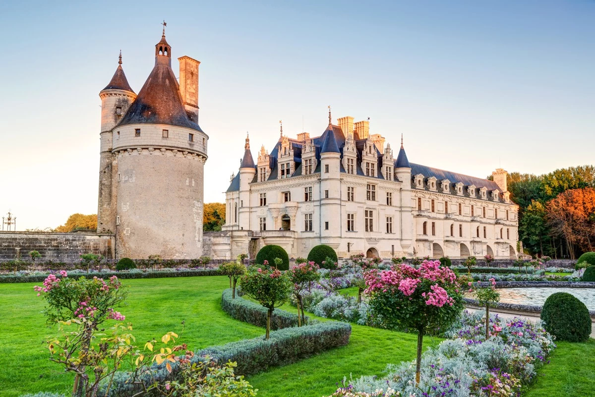 картинка Фотообои Шеносо замок во Франции с видом на прекрасный садот интернет-магазина Фотомили