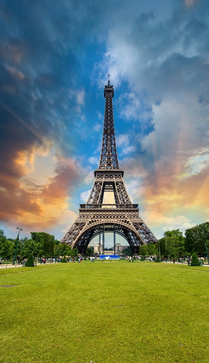 картинка Фотообои Эйфелева башня на фоне неба и травыот интернет-магазина Фотомили