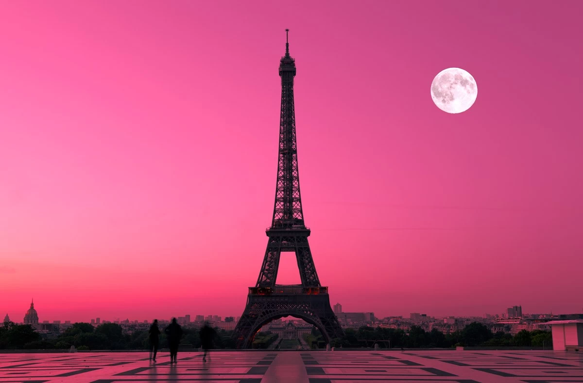 картинка Фотообои Эйфелева башня на фоне розового неба и луныот интернет-магазина Фотомили
