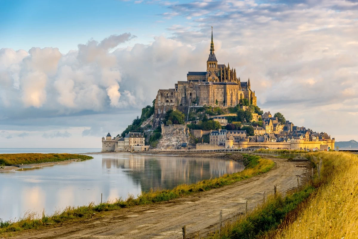 картинка Фотообои замок Мон-сен-Мишель на фоне неба и дорогиот интернет-магазина Фотомили